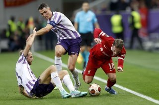 Vincent Sierro (au centre) troquera provisoirement le maillot du Toulouse FC pour celui de l'équipe de Suisse.